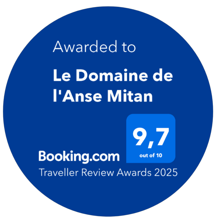 Badge de récompense Booking.com attribué au Domaine de l'Anse Mitan avec une note de 9,7 sur 10 pour les Traveller Review Awards 2025.